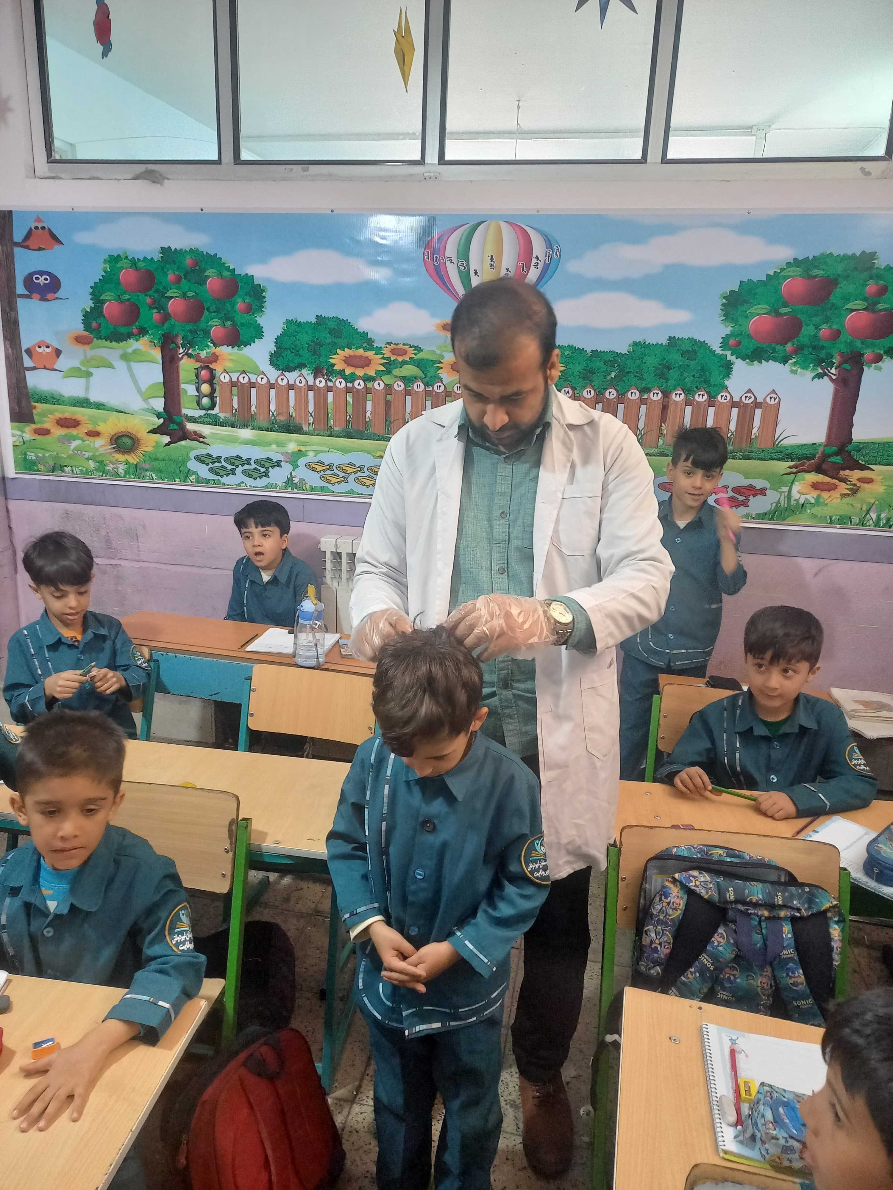 وارنیش و بازدید پدیکلوزیس توسط کارشناس شبکه بهداشت